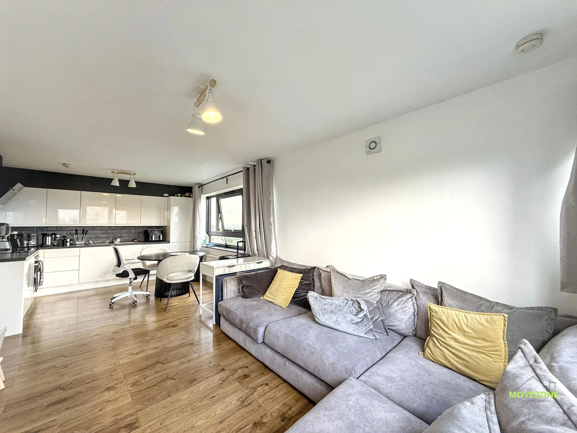 Flat Buckstone Close in Greater London