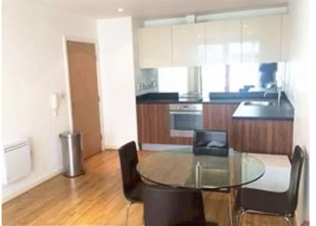 Flat Fanshawe Avenue in Greater London