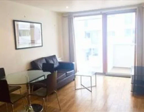 Flat Fanshawe Avenue in Greater London