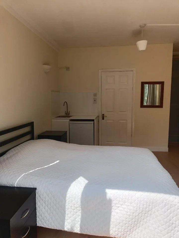Room Church Close in Greater London