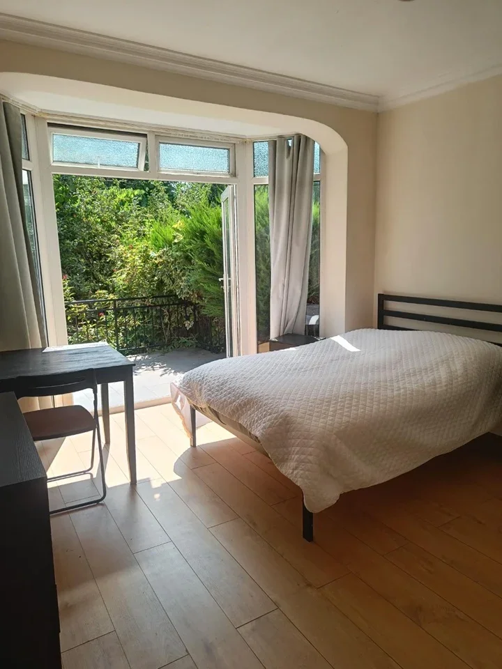 Room Church Close in Greater London