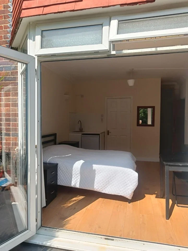 Room Church Close in Greater London