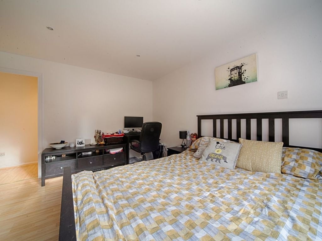 Flat Franklin Way in Greater London