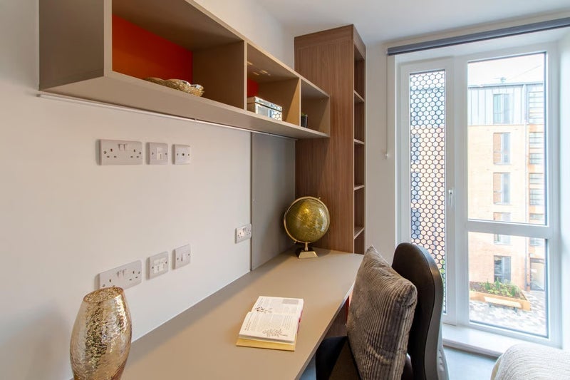 Room Silverthorne Lane in Bristol
