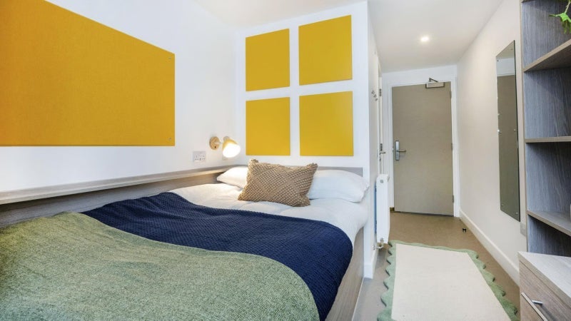 Room Silverthorne Lane in Bristol