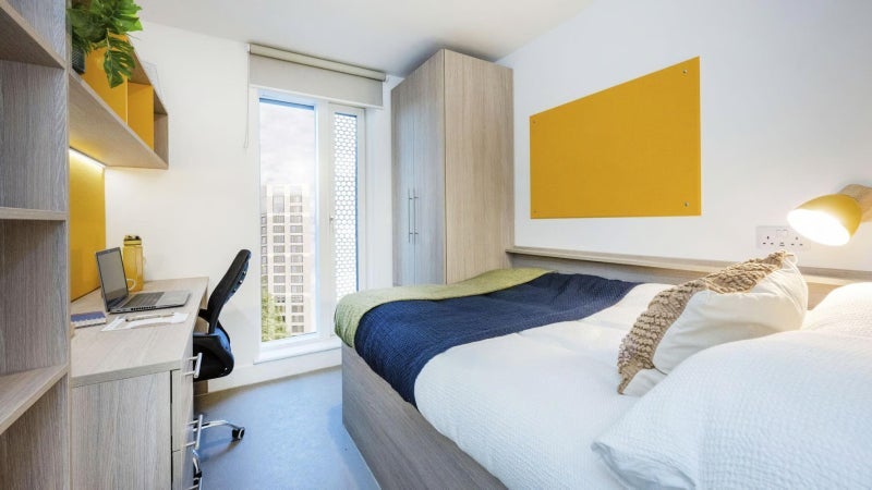 Room Silverthorne Lane in Bristol