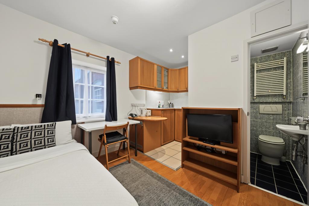 Flat Fulham Palace Road in Greater London