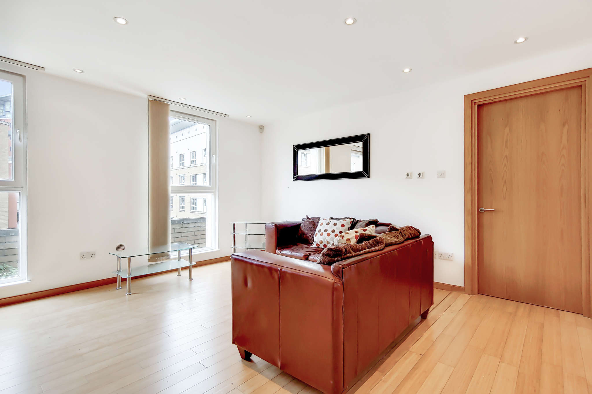 Flat Westferry Road in Greater London