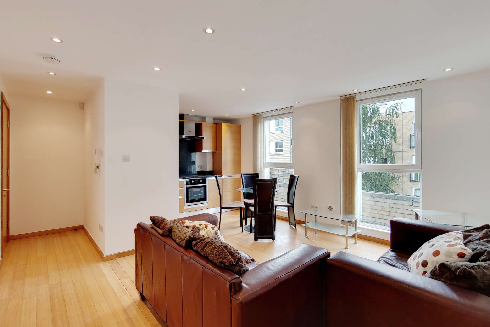 Flat Westferry Road in Greater London