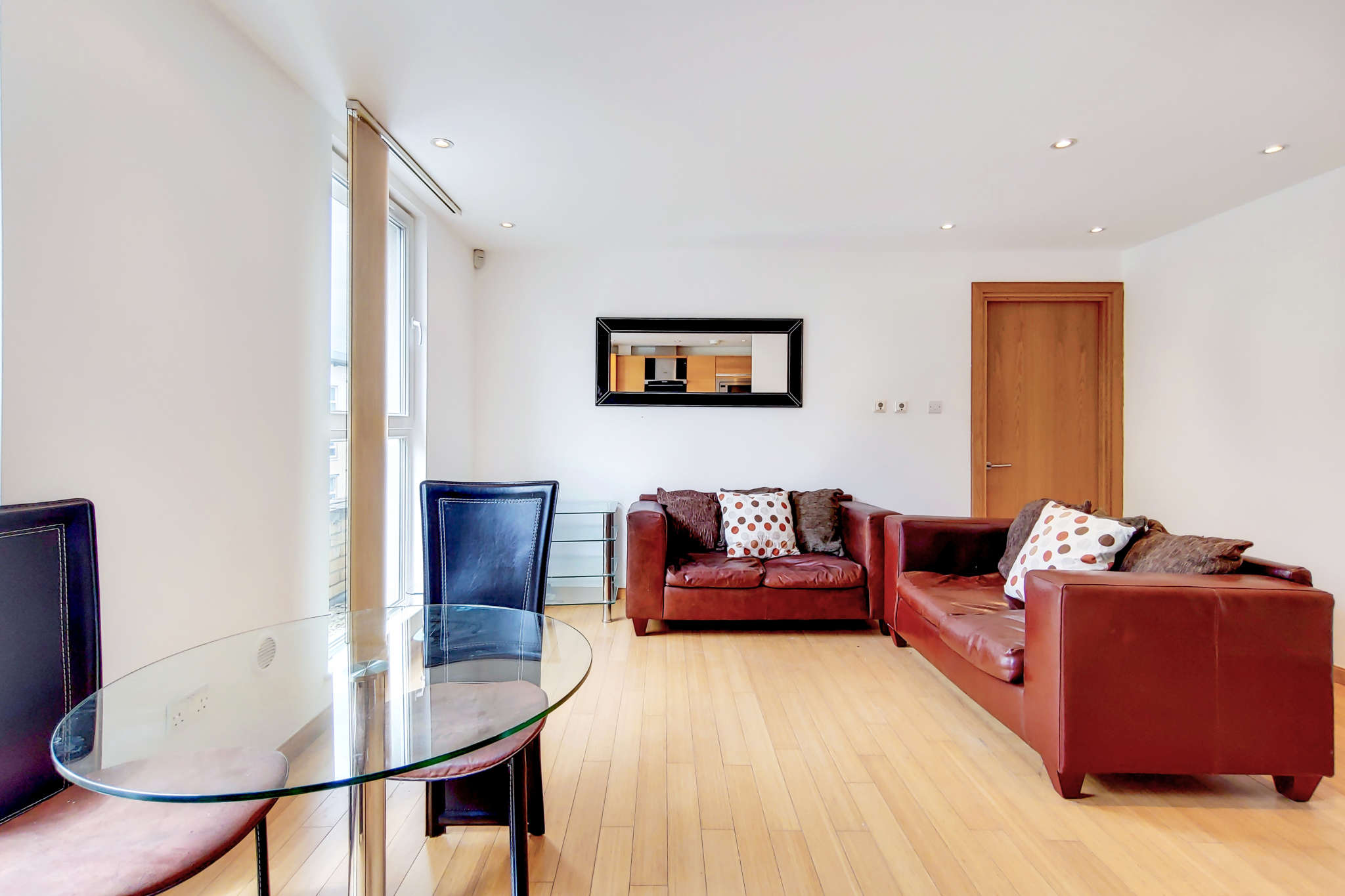 Flat Westferry Road in Greater London