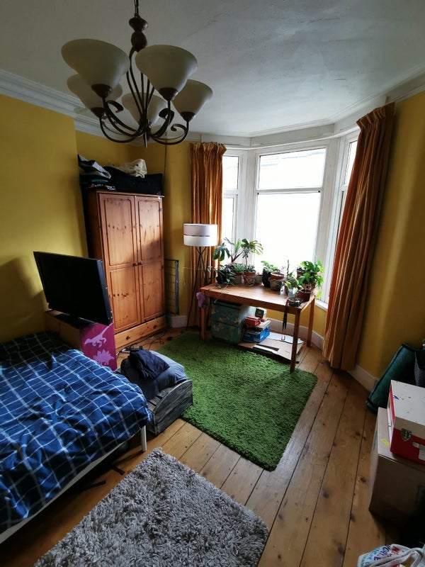 Room Douglas Road in Bristol