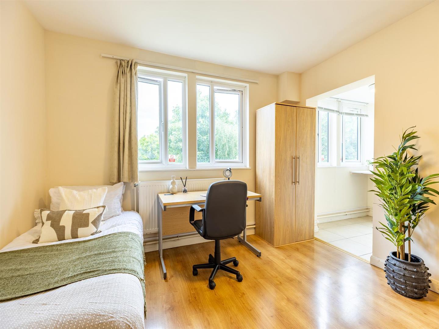 Flat Flodden Road in Greater London