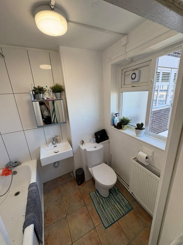 Flat Trelawney Estate in Greater London