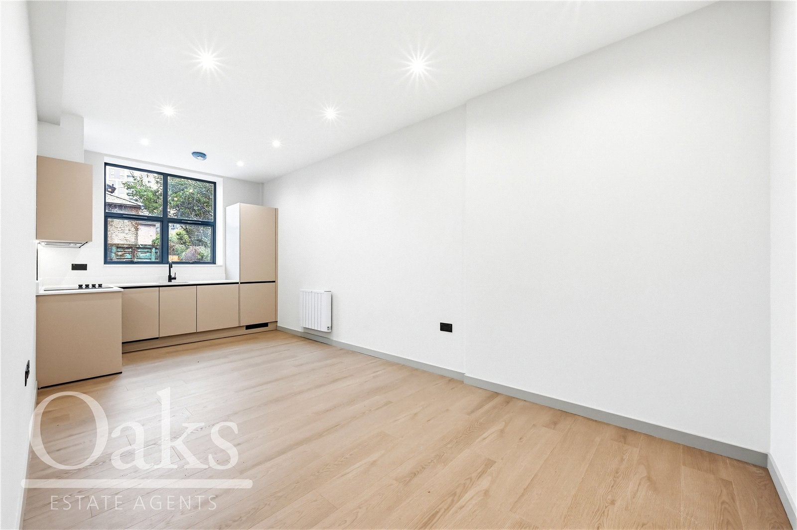 Flat Dingwall Road in Greater London