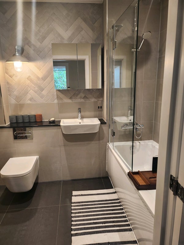 Room Remus Road in Greater London