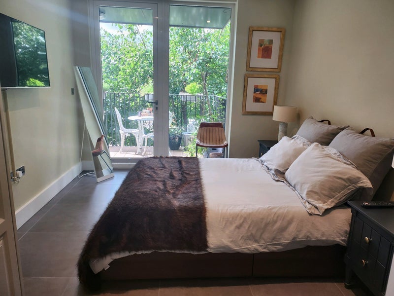 Room Remus Road in Greater London