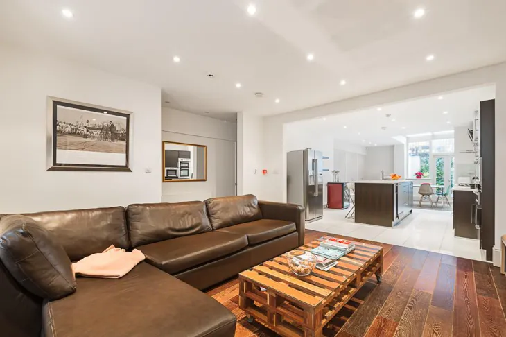 Flat Powis Gardens in Greater London