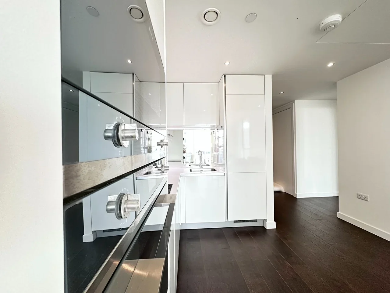 Flat Wyvil Road in Greater London