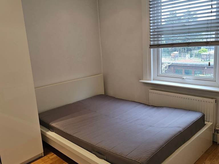 Flat Mortimer Road in Greater London