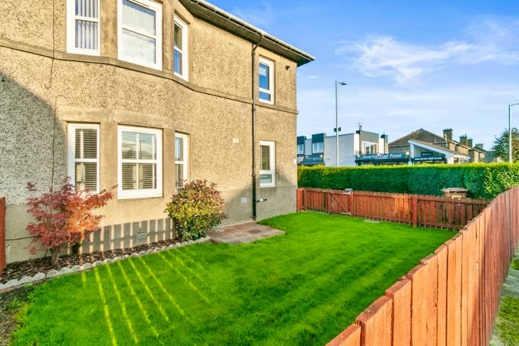 Flat Alclutha Avenue in Dumbarton