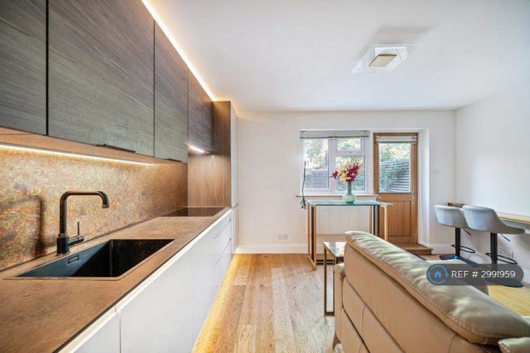 Flat Carlton Drive in Greater London