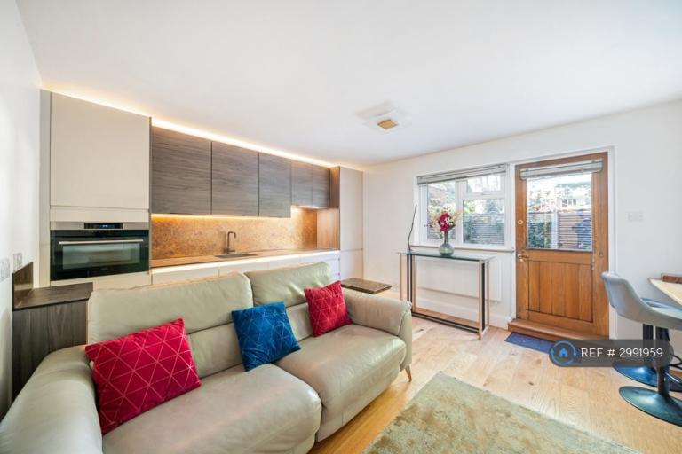 Flat Carlton Drive in Greater London