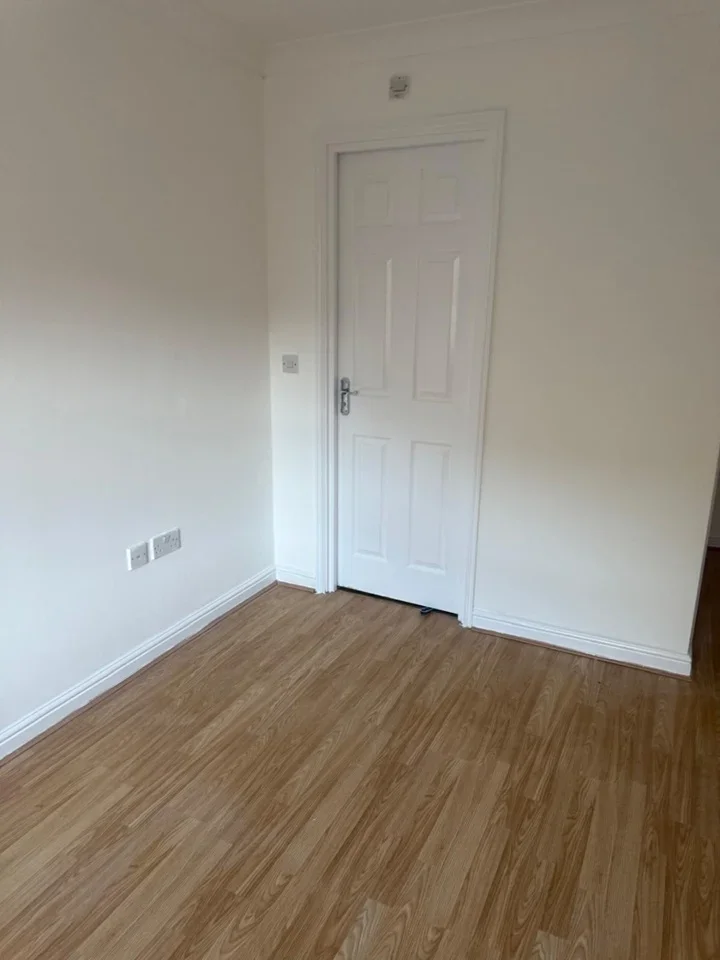 Flat Piper Way in Greater London