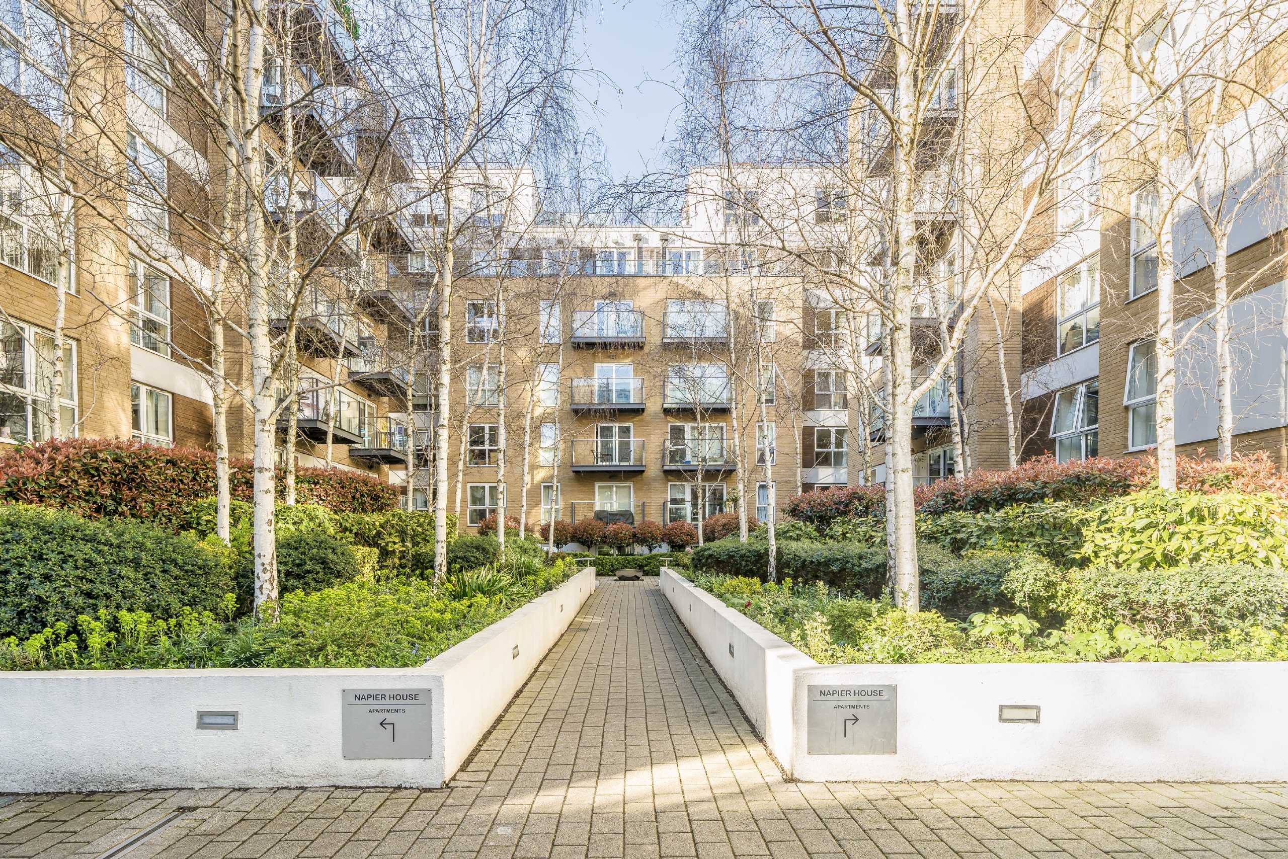 Flat Ashfield Road in Greater London