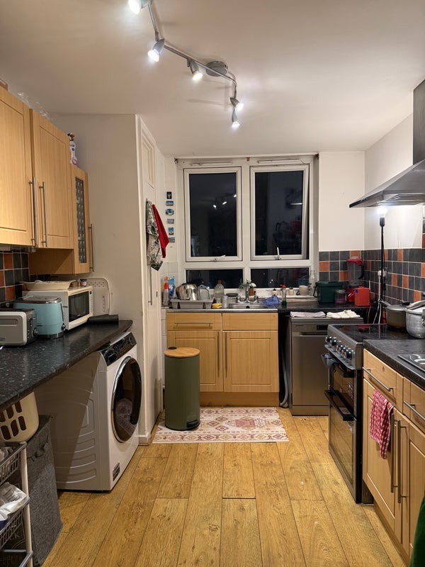 Room Avenue Road in Greater London