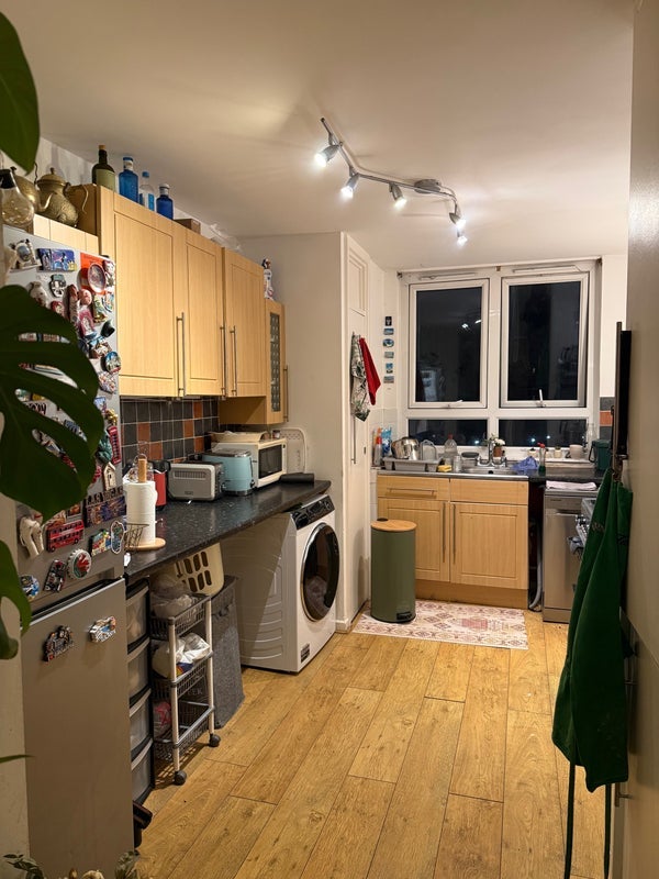 Room Avenue Road in Greater London