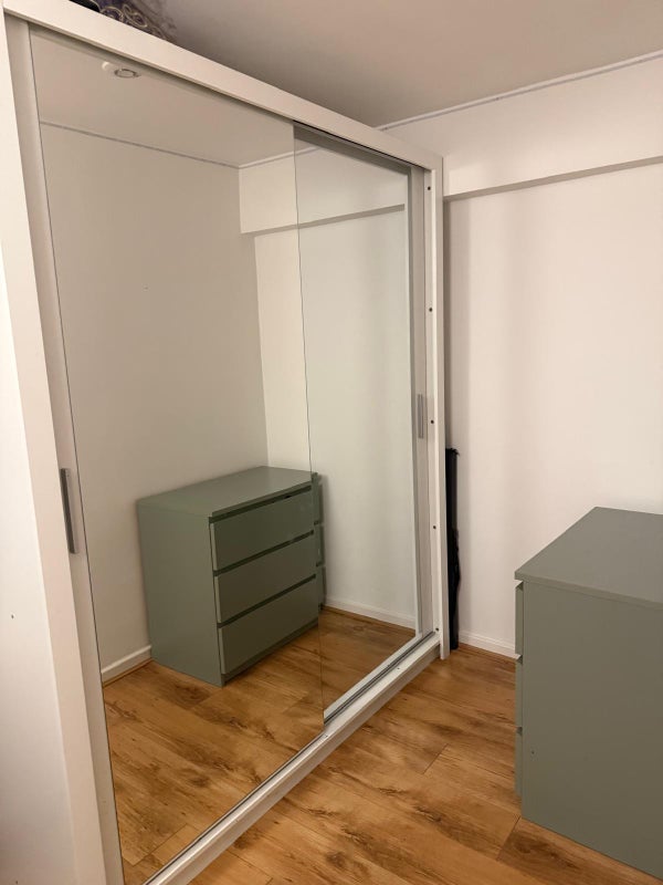 Room Avenue Road in Greater London
