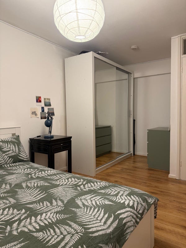 Room Avenue Road in Greater London