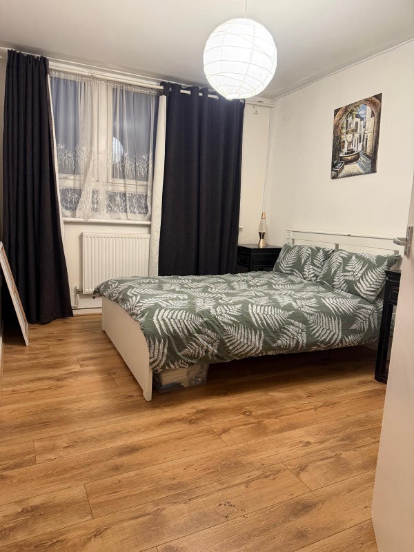 Room Avenue Road in Greater London