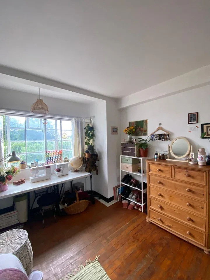 Room Seven Sisters Road in Greater London
