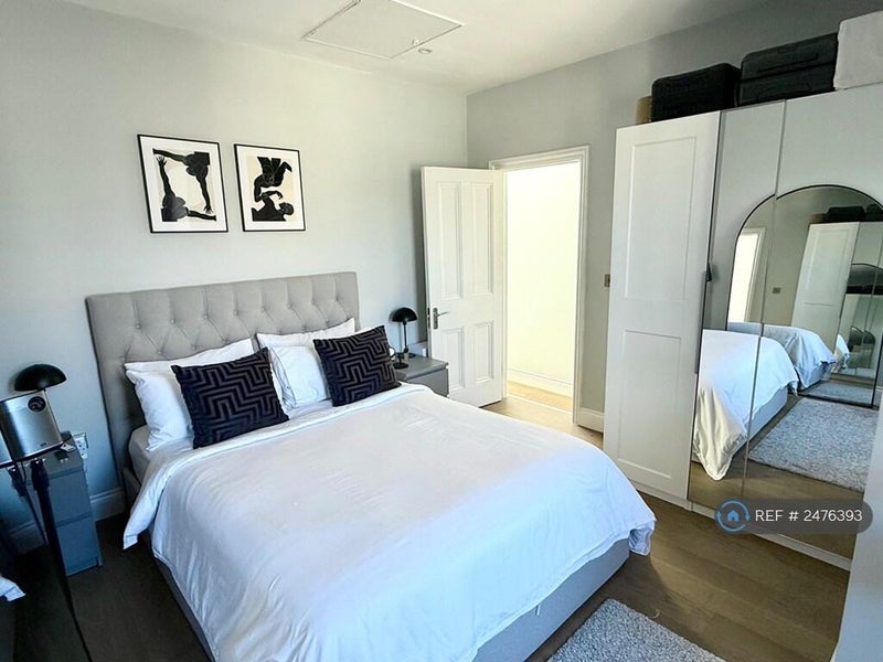 Room Hackford Road in Greater London