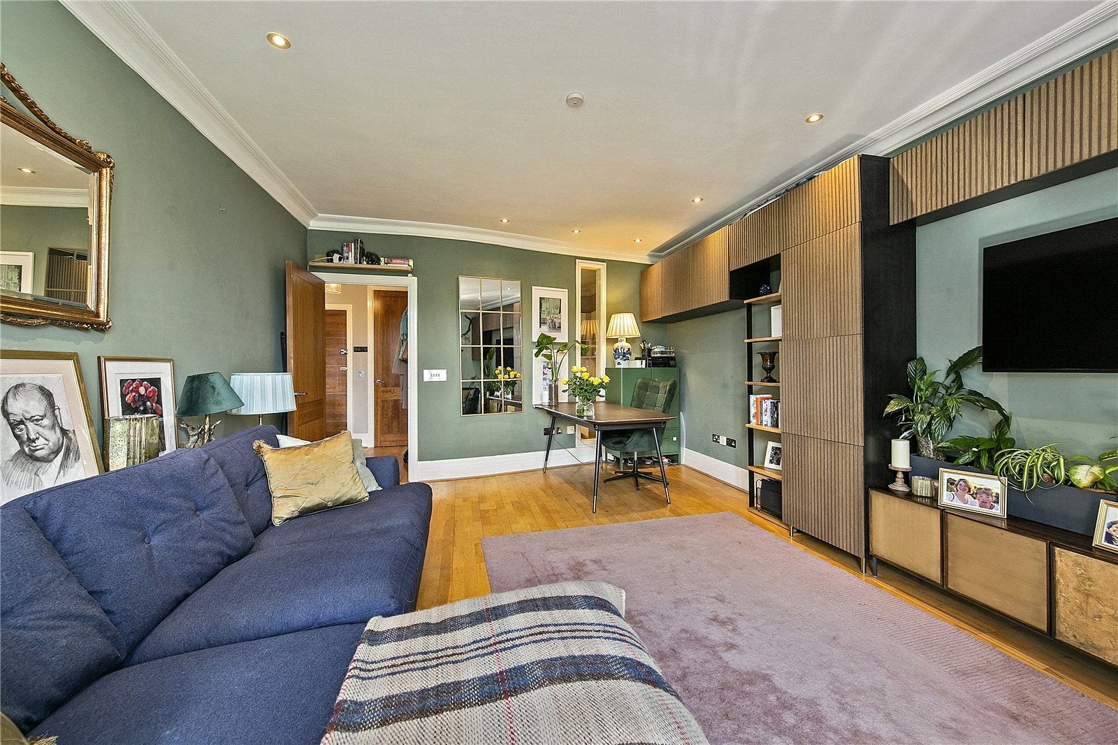 Flat Whitcome Mews in Greater London
