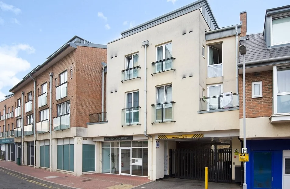 Flat Elm Crescent in Greater London