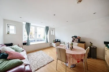 Flat Elm Crescent in Greater London
