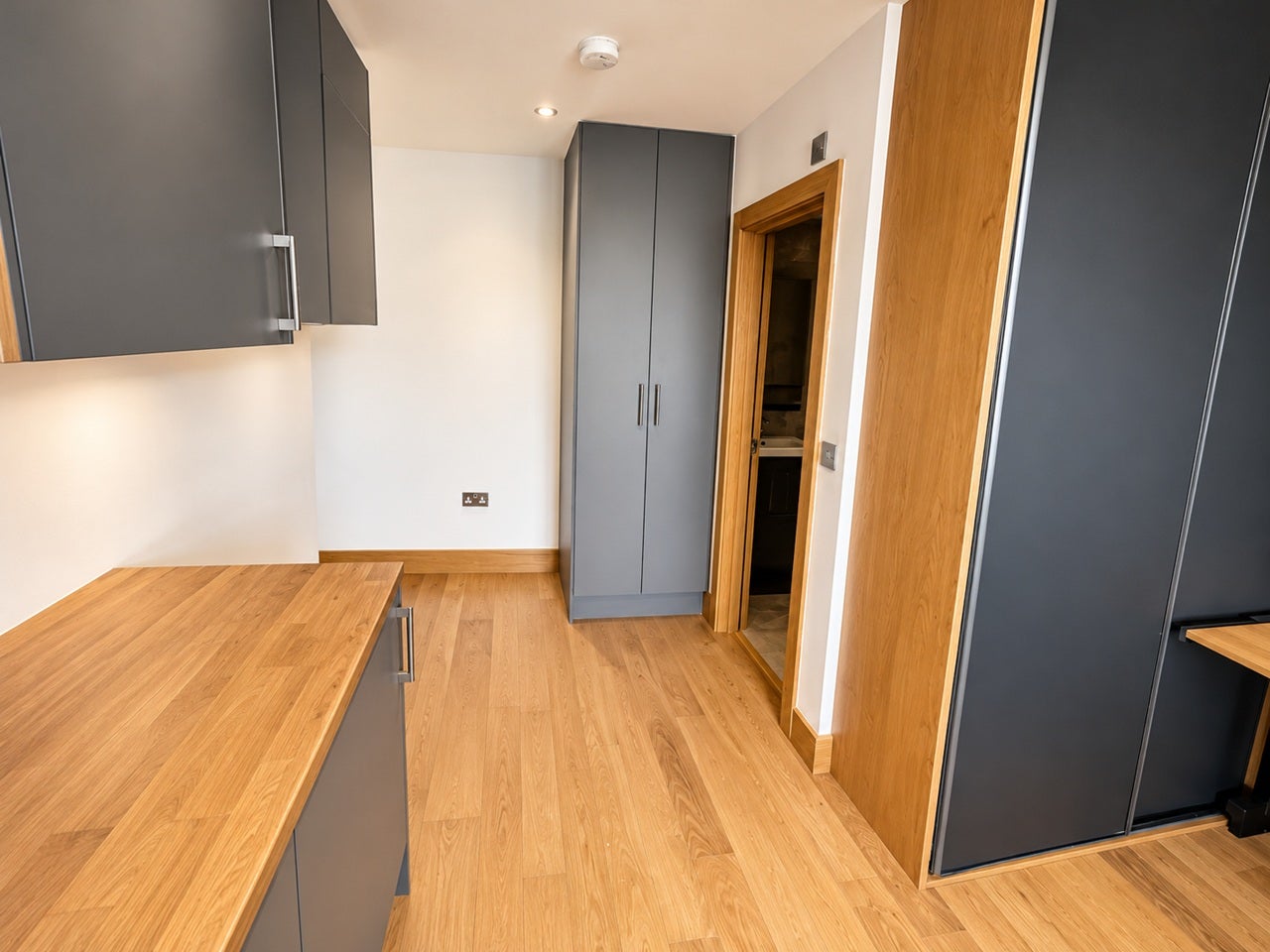 Flat Elgin Road in Greater London