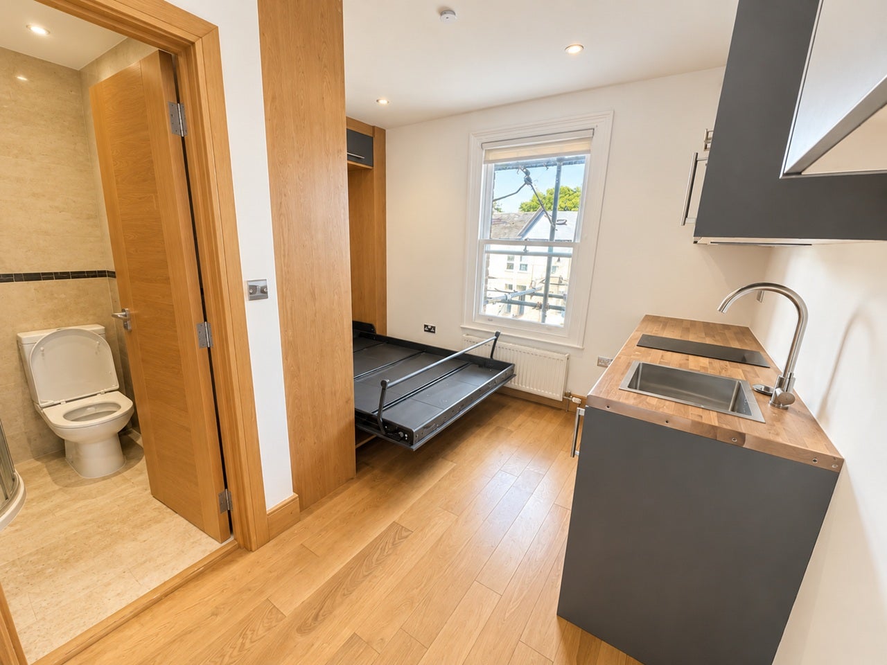 Flat Elgin Road in Greater London