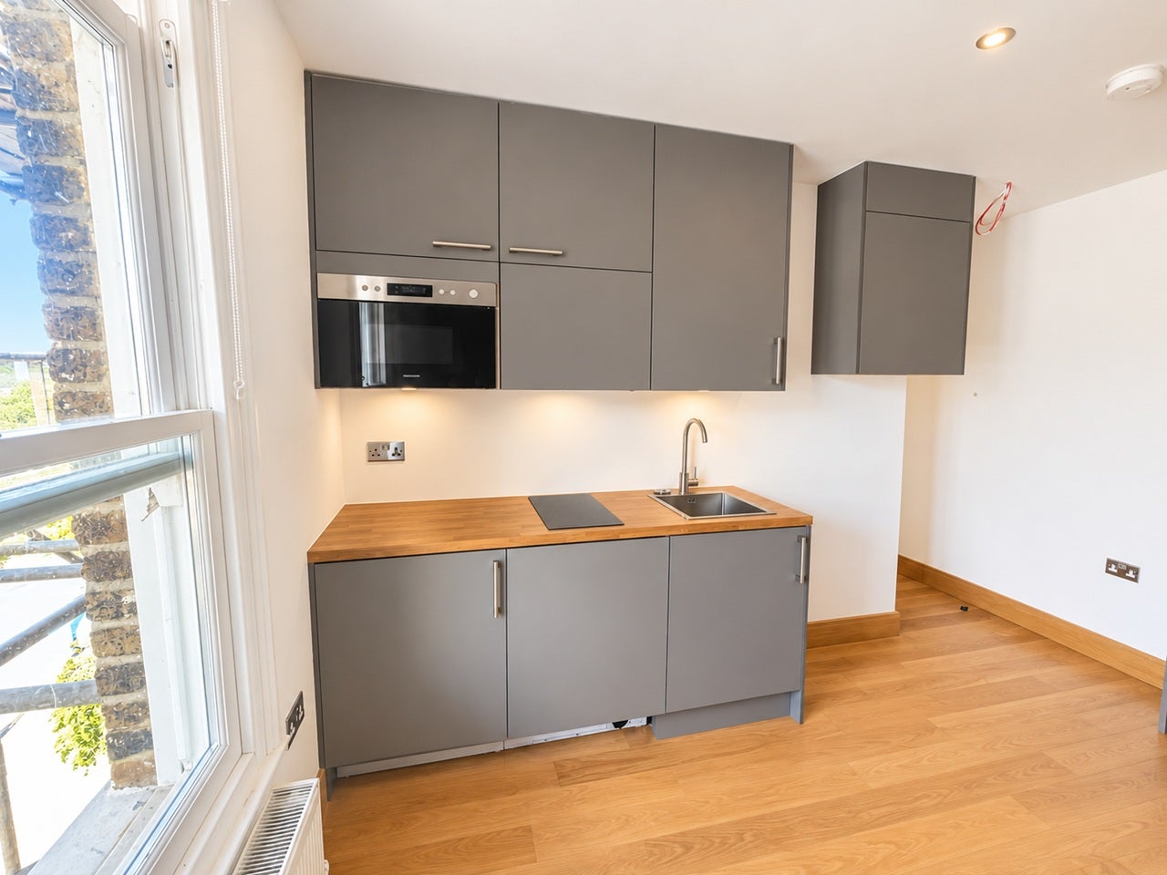 Flat Elgin Road in Greater London
