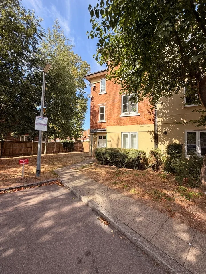 Flat Clarence Road in Windsor