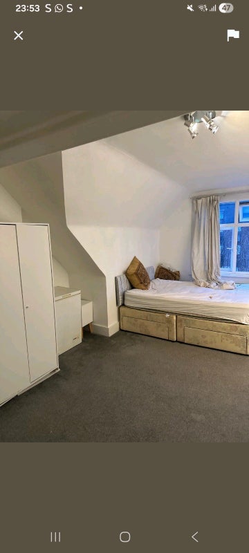 Room High Road in Greater London