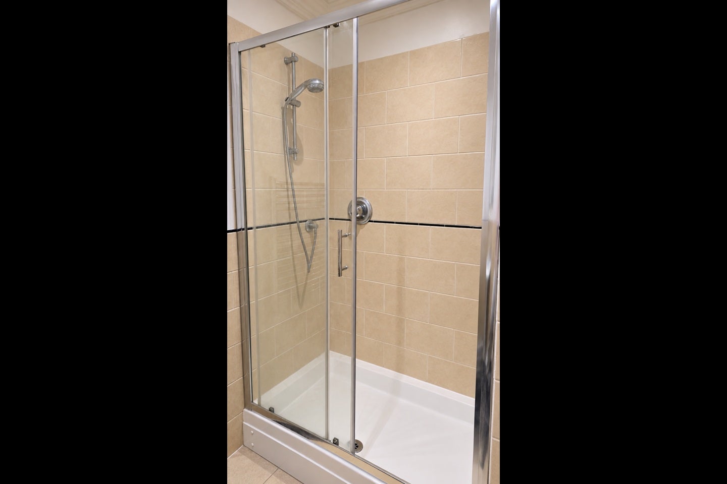 Room Dalmeny Road in Greater London