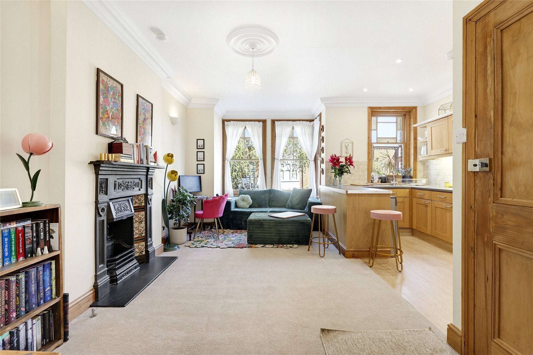 Flat Ennismore Avenue in Greater London