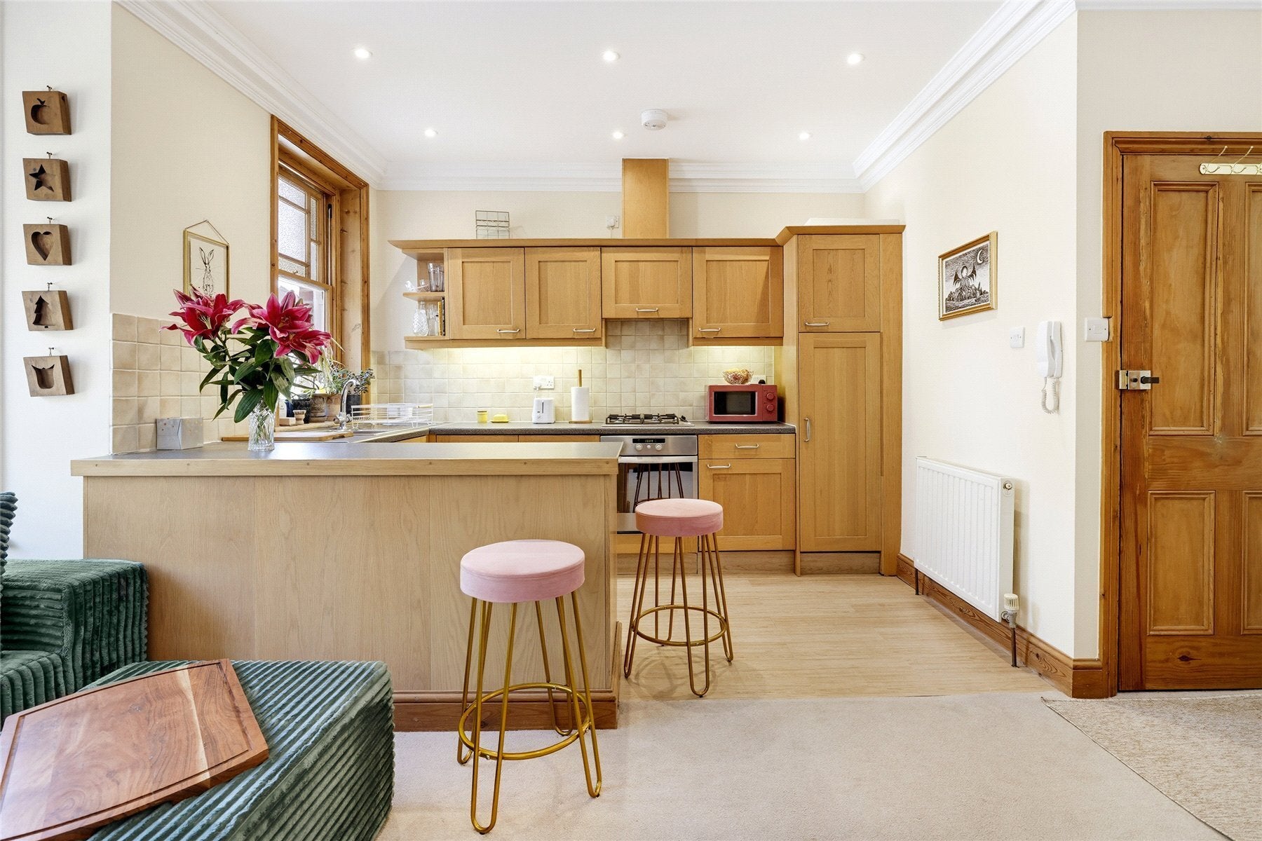 Flat Ennismore Avenue in Greater London