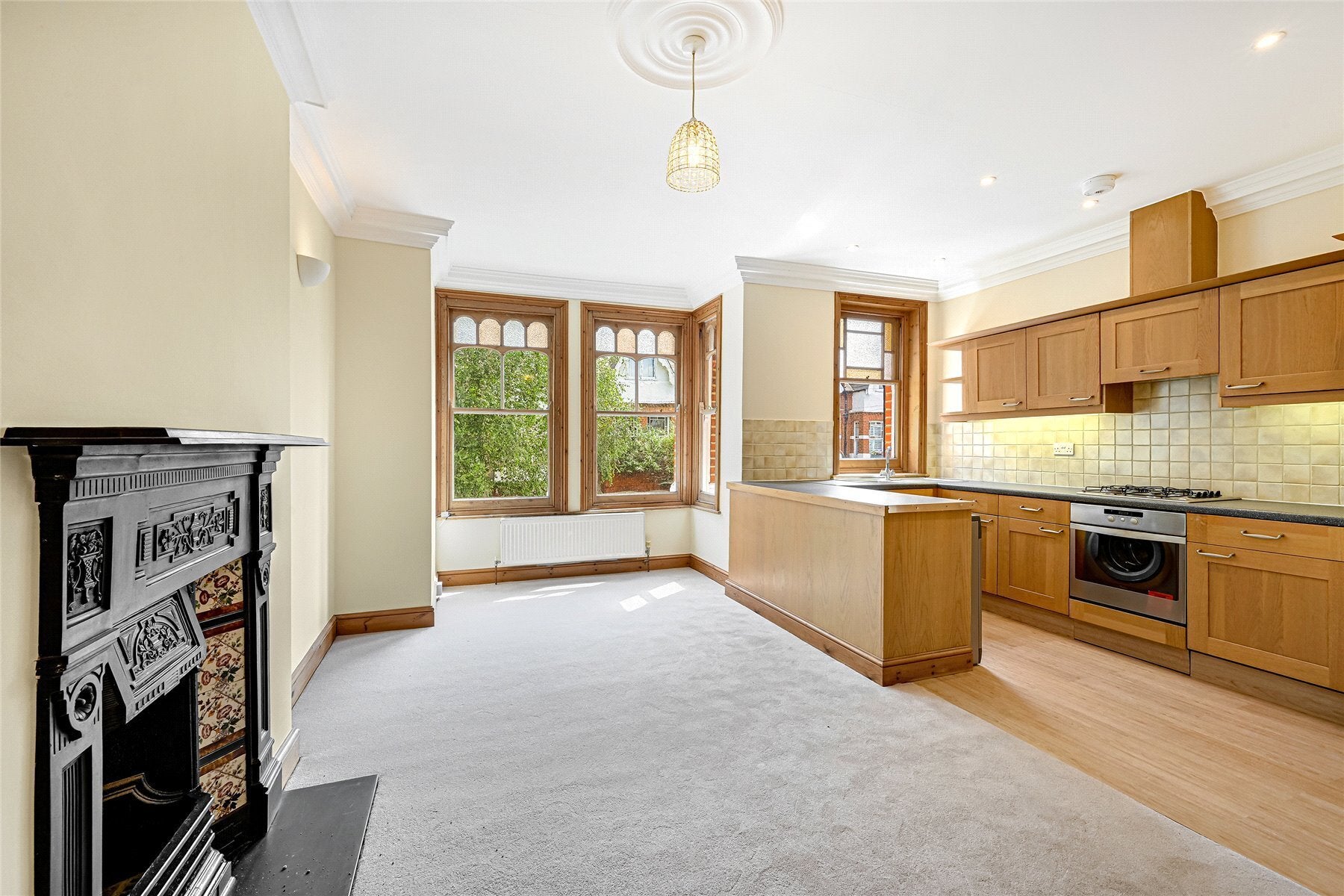 Flat Ennismore Avenue in Greater London