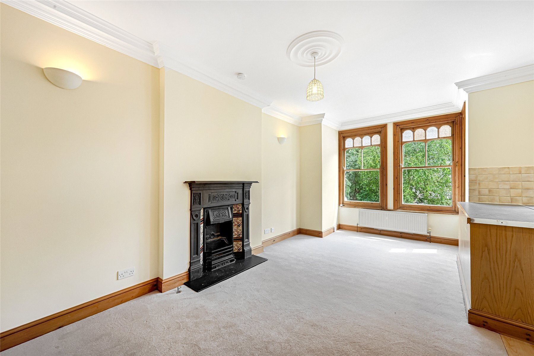 Flat Ennismore Avenue in Greater London