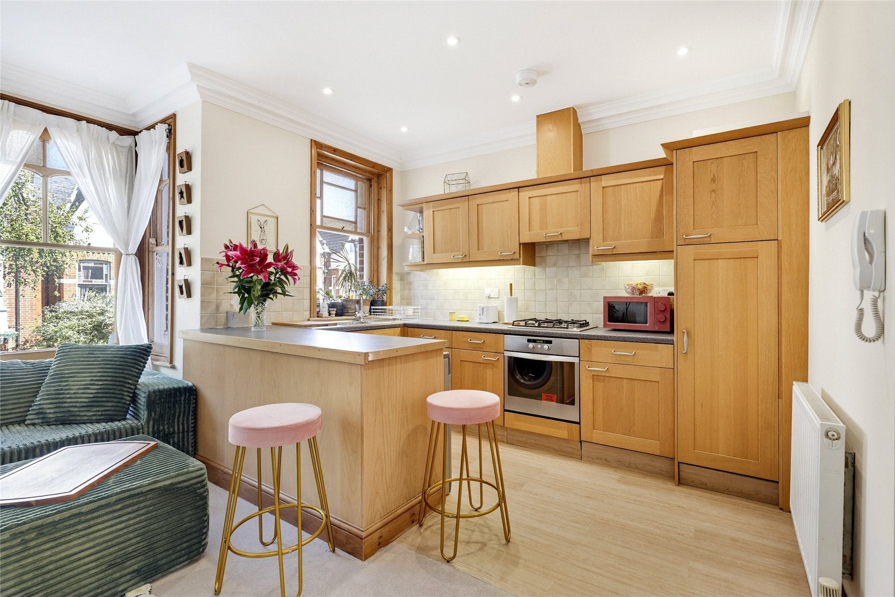 Flat Ennismore Avenue in Greater London