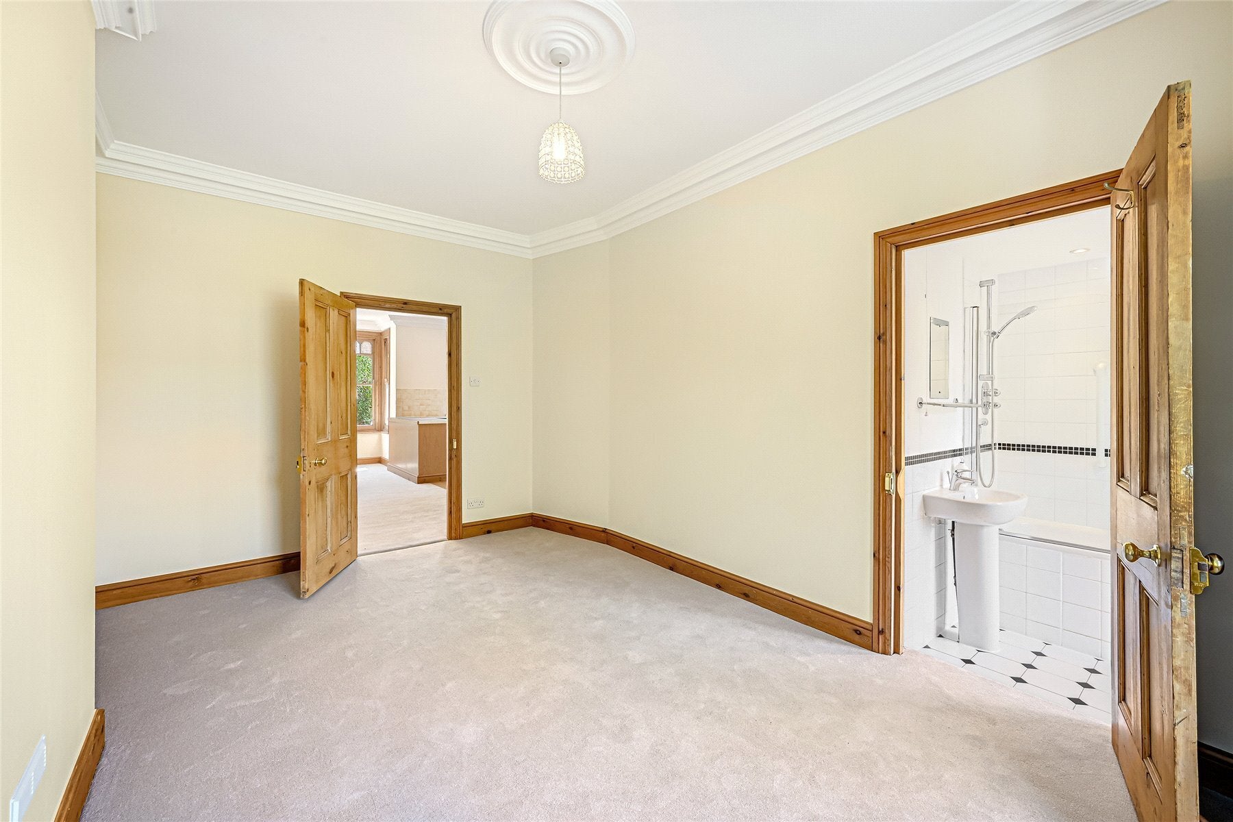 Flat Ennismore Avenue in Greater London